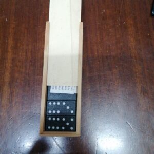 Domino com Caixa em Madeira